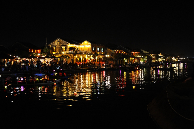 hang loat nha hang-quan bar hoat dong hang dem tro