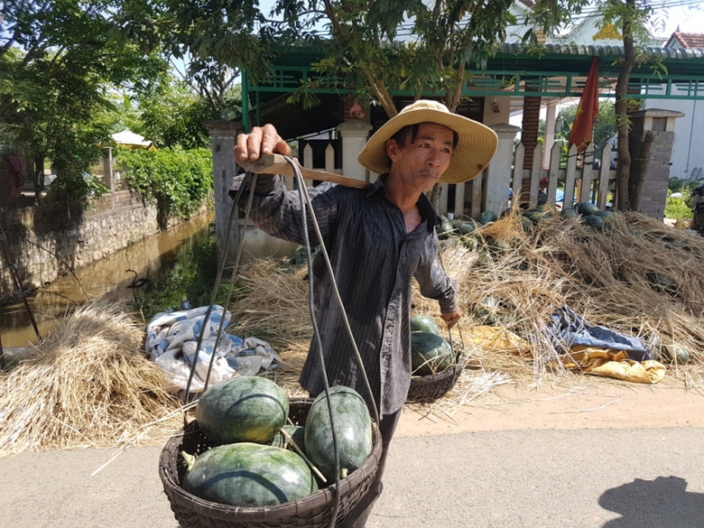 G&aacute;nh dưa đi b&aacute;n