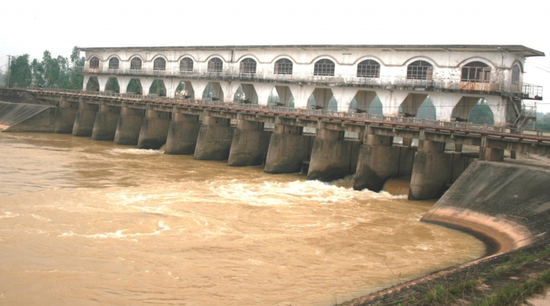 Nh&agrave; m&aacute;y nước cầu đỏ