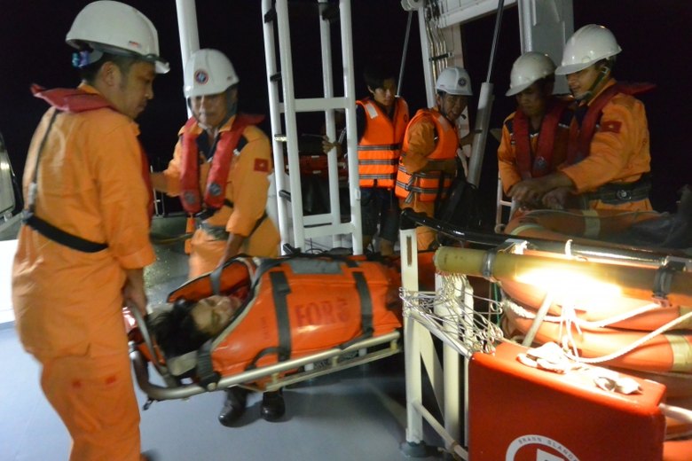 Bệnh nh&acirc;n Trần Văn Ty được đưa l&ecirc;n t&agrave;u cứu nạn tro