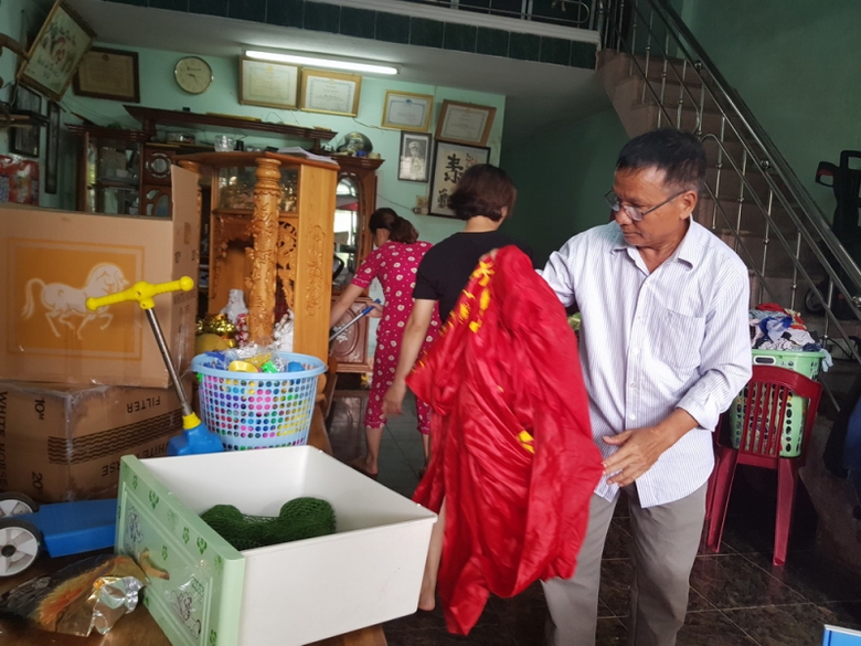  Nước tr&agrave;n v&agrave;o xe &ocirc; t&ocirc; nh&agrave; &ocirc;ng Huỳnh Văn Ch&iacute;nh ở t