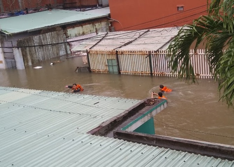 Cứu người ngập lụt