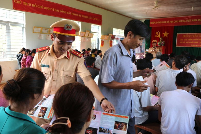Phát tờ rơi tuyên truyền luật GTĐB cho ba