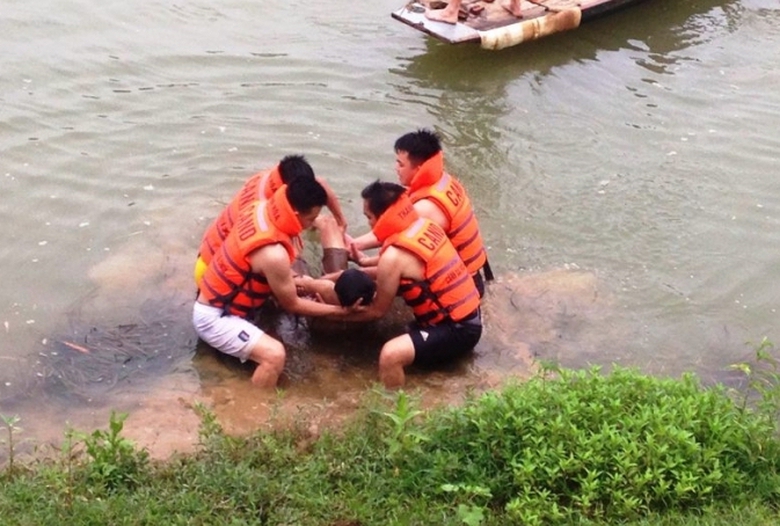 nam-sinh-lop-9-duoi-nuoc-tren-son-g-buoijpg-1036