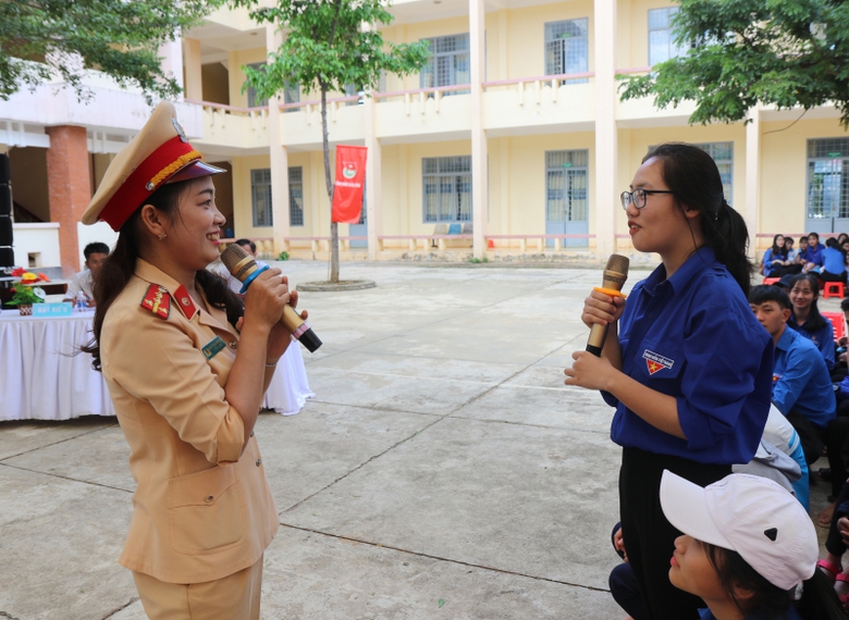 Cán bộ tuyên truyền Phòng CSGT tỉnh tuyên
