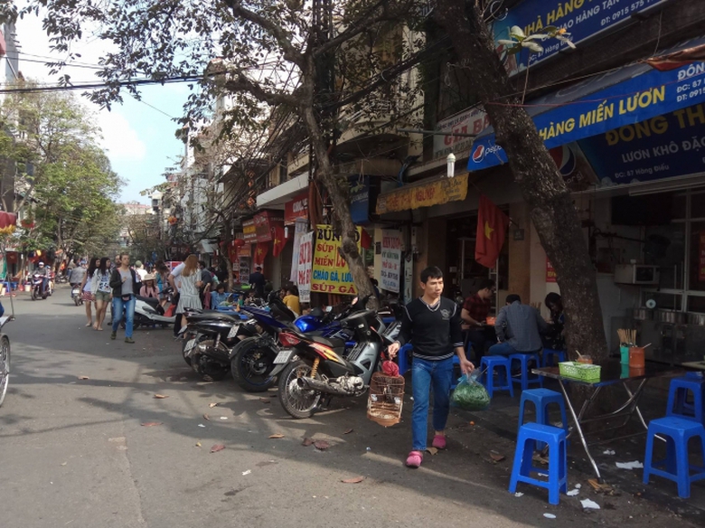 Cả phố c&ugrave;ng mở cửa b&aacute;n đồ ăn
