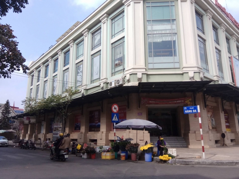 Một h&agrave;ng hoa mở h&agrave;ng sớm ở chợ H&agrave;ng Da từ s&aacute;ng m&ugrave;n