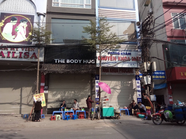 Nhiều h&agrave;ng qu&aacute;n vốn ở trong ng&otilde; th&igrave; Tết bung ra vỉ