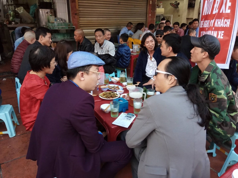 Uống bia hơi v&agrave;o ng&agrave;y m&ugrave;ng 1 Tết đ&atilde; trở th&agrave;nh th&oacute;i