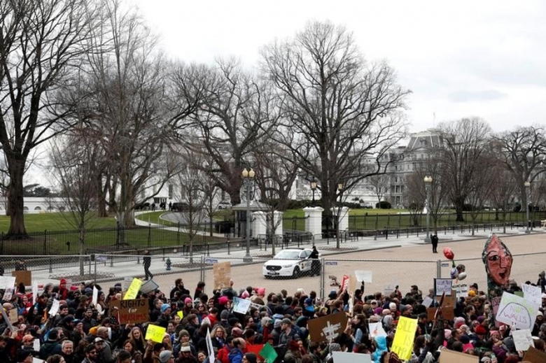 Khi đ&aacute;m đ&ocirc;ng đi qua Đại sứ qu&aacute;n Canada tr&ecirc;n đường 