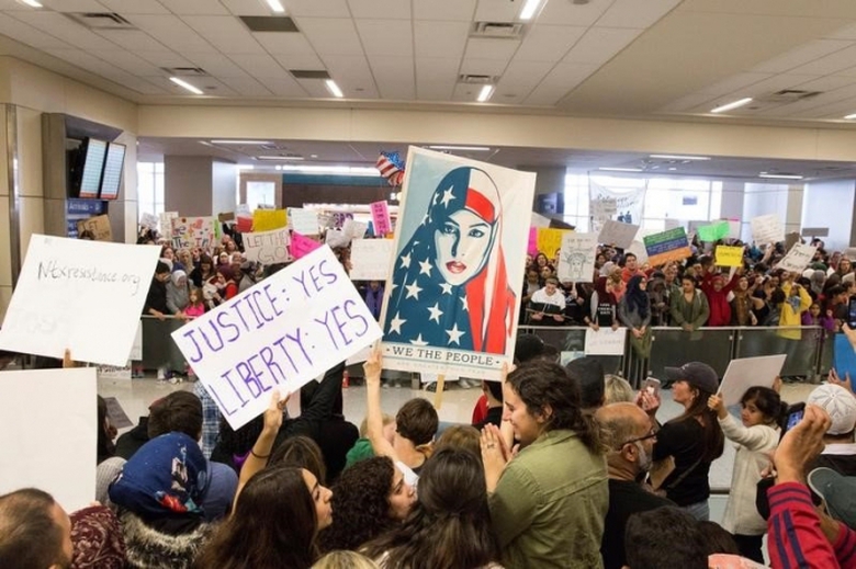 Sự lo lắng v&agrave; chờ đợi của gia đ&igrave;nh những người bị 