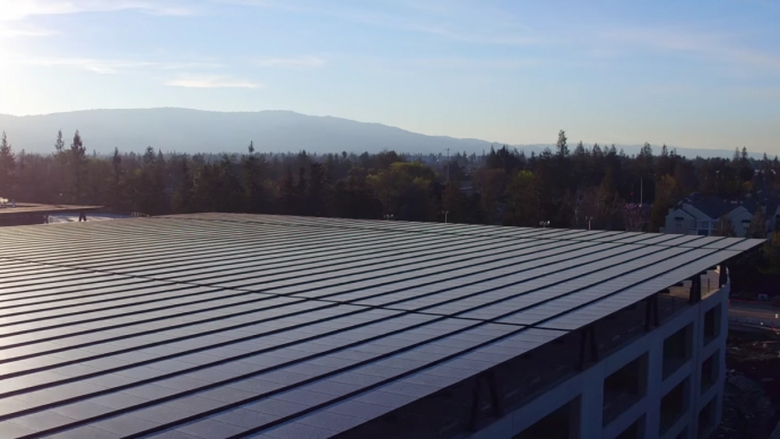 Phần m&aacute;i của b&atilde;i để xe cũng được phủ k&iacute;n pin năng 