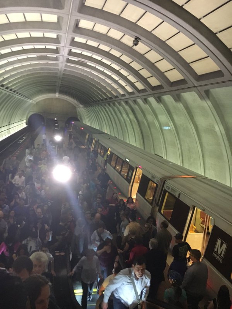 chay-no-tai-2-ga-tau-dien-ngam-o-thu-do-washington