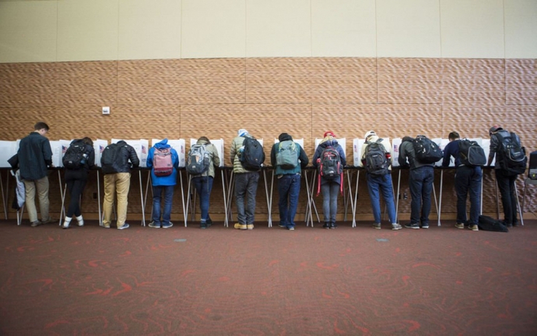 Người d&acirc;n Mỹ đi bầu cử sớm ở Minn