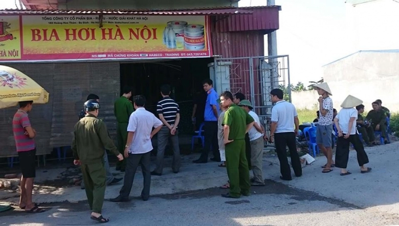 Nh&agrave; b&agrave; Hồng bị Dũng tấn c&ocirc;ng bằng dao v&agrave; xăng.