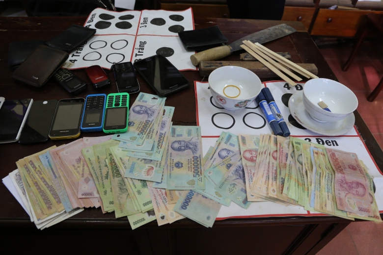 tang vật chuy&ecirc;n &aacute;n đ&aacute;nh bạc