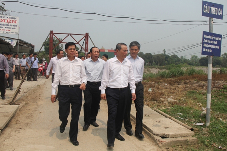 bộ trưởng kiểm tra cầ treo d&acirc;n sinh