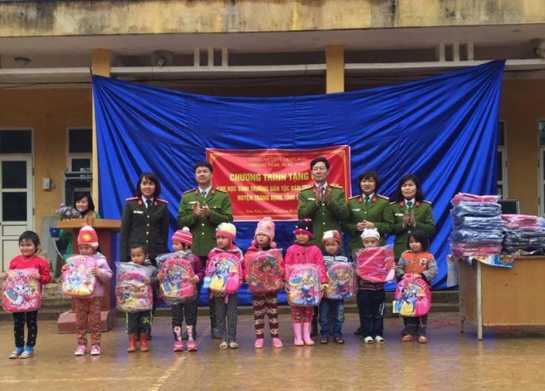 CALS tặng qu&agrave; cho Học sinh kh&oacute; khăn.