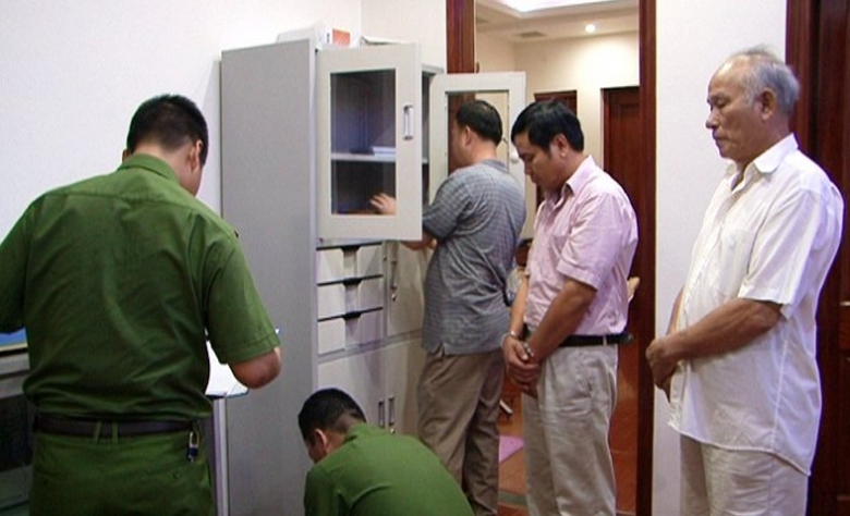 bắt gi&aacute;m đốc khai th&aacute;c c&aacute;t ở quảng ninh