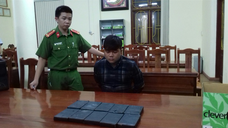 ĐT Trần Khắc Dương c&ugrave;ng tang vật 10 b&aacute;nh heroin