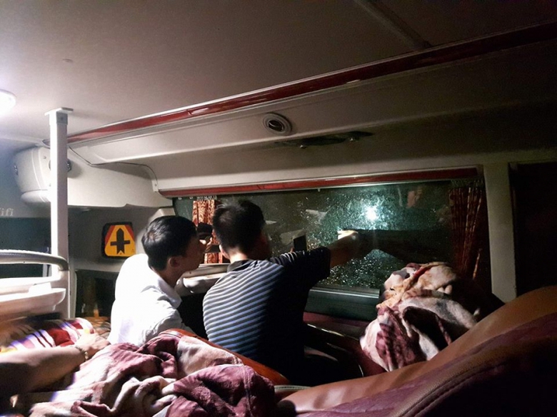 xe-khach-bi-sung-bann-vo-kinh-1