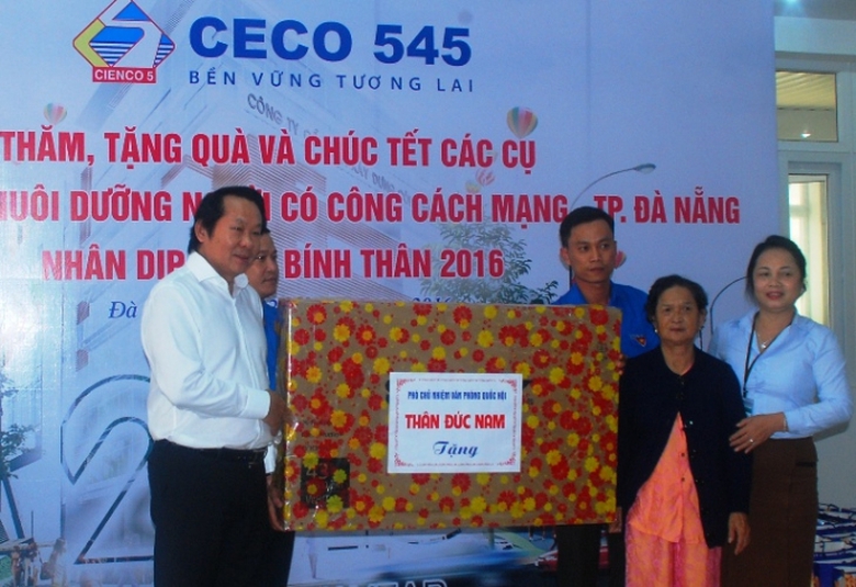 tham-hoi-tang-qua-Tet-cho-nguoi-co-cong-CM-2