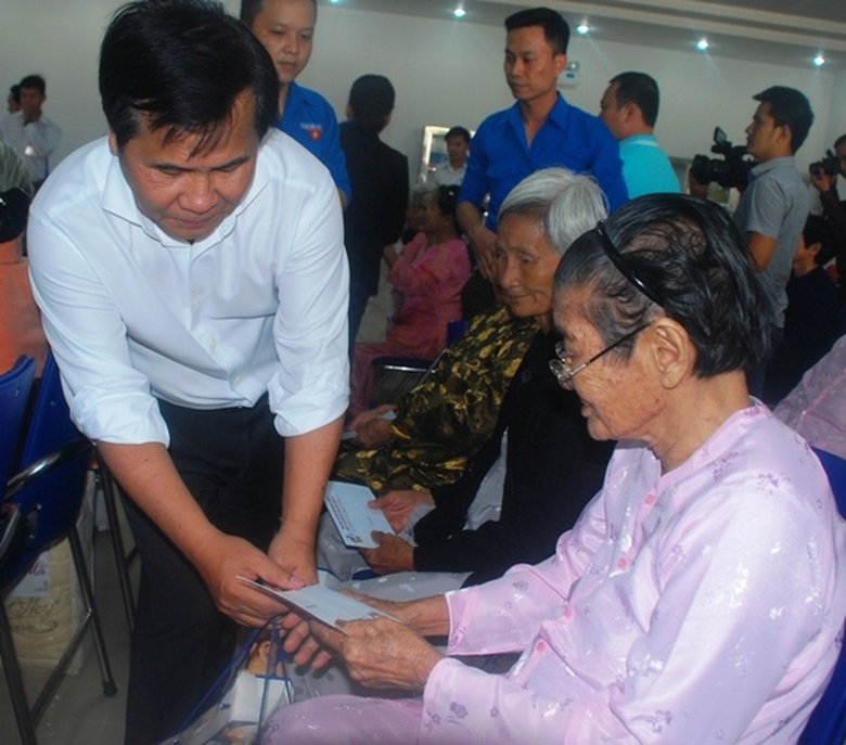 tham-hoi-tang-qua-Tet-cho-nguoi-co-cong-CM-4