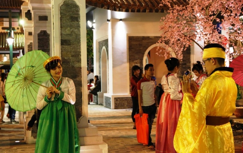 ban-tre-khoe-sac-cung-hoa-anh-dao-da-nang-11