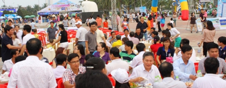 xem-lanh-dao-da-nang-cuoi-tuoi-an-hai-san-6