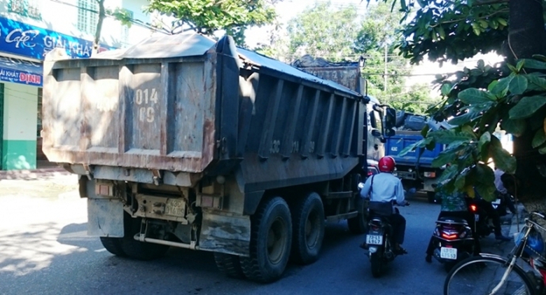 xe-qua-tai-co-tu-chay-noi-thi-11