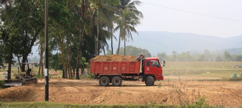 cho-dat-qua-tai-truoc-tram-CSGT-10