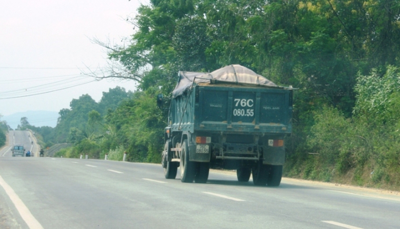 cho-dat-qua-tai-truoc-tram-CSGT-3