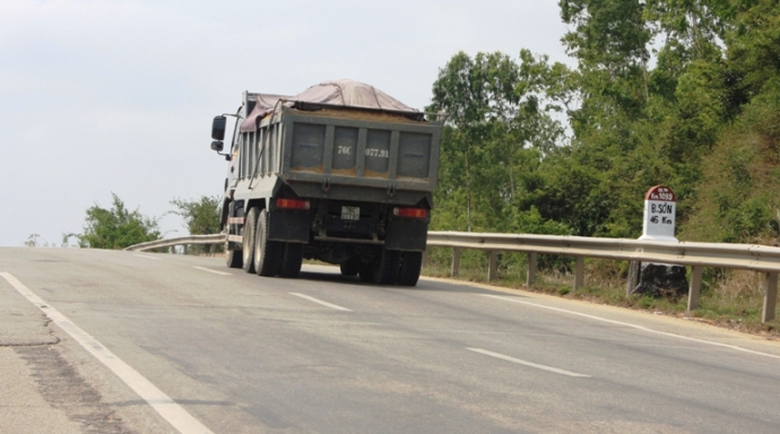 cho-dat-qua-tai-truoc-tram-CSGT-4