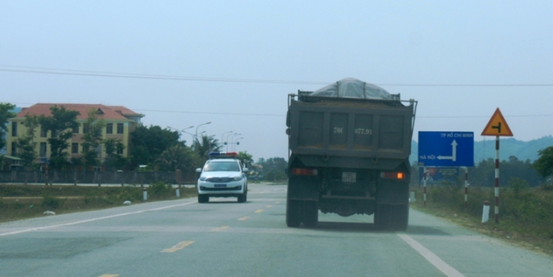 cho-dat-qua-tai-truoc-tram-CSGT-5