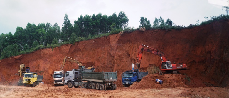 anh 4. mo dat KCN Viet-Han