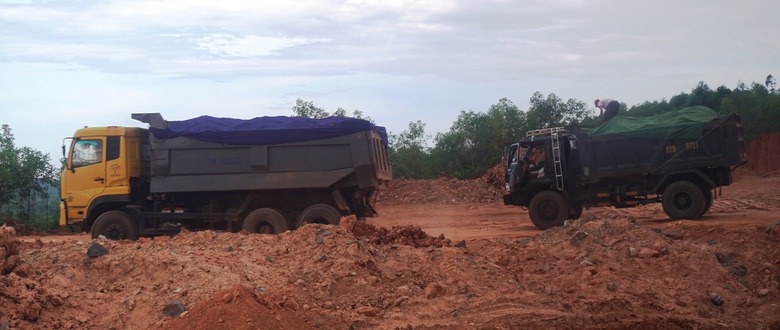 anh 4. cac xe cho day thanh thung co ngon tu mo da