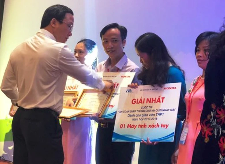 anh-trao-gia-cuoc-thi