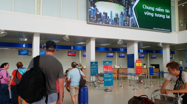 Anh khach quoc te tai san bay Phu Bai