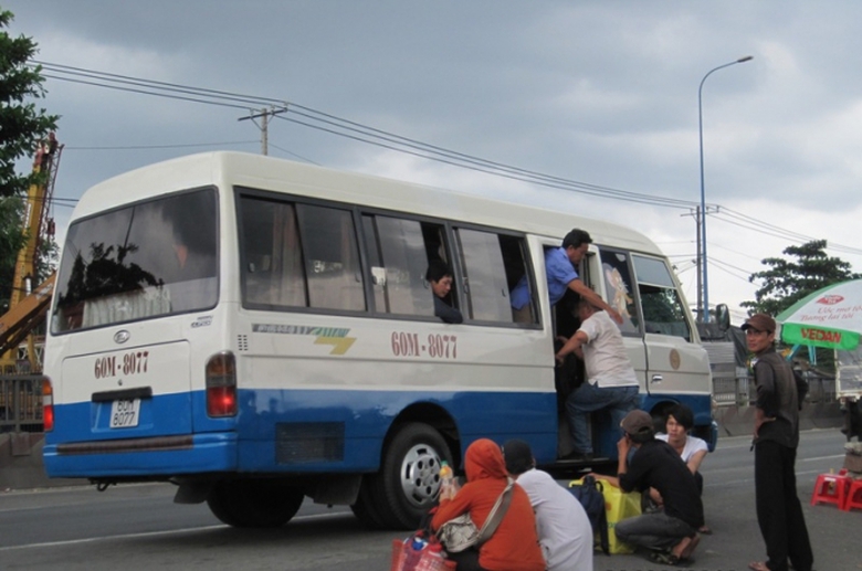 Trước cổng khu du lịch Suối Ti&ecirc;n, mỗi ng&agrave;y c&oacute; h&agrave;ng