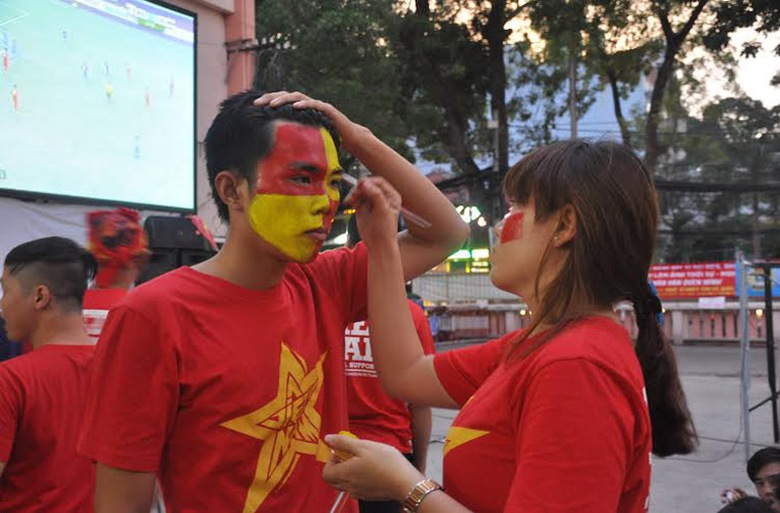 CĐV vẽ cờ tổ quốc l&ecirc;n mặt trước NVH Thanh Ni&ecirc;n TP 