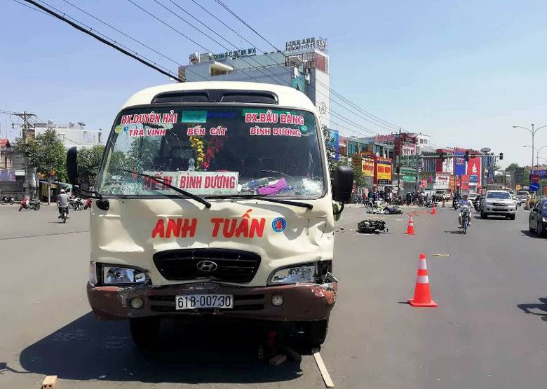 oto-khach-lua-loat-xe-may-cho-den-do-nguoi-nam-la-