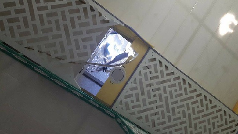 7. M&aacute;i ng&oacute;i bị đ&aacute; văng thủng