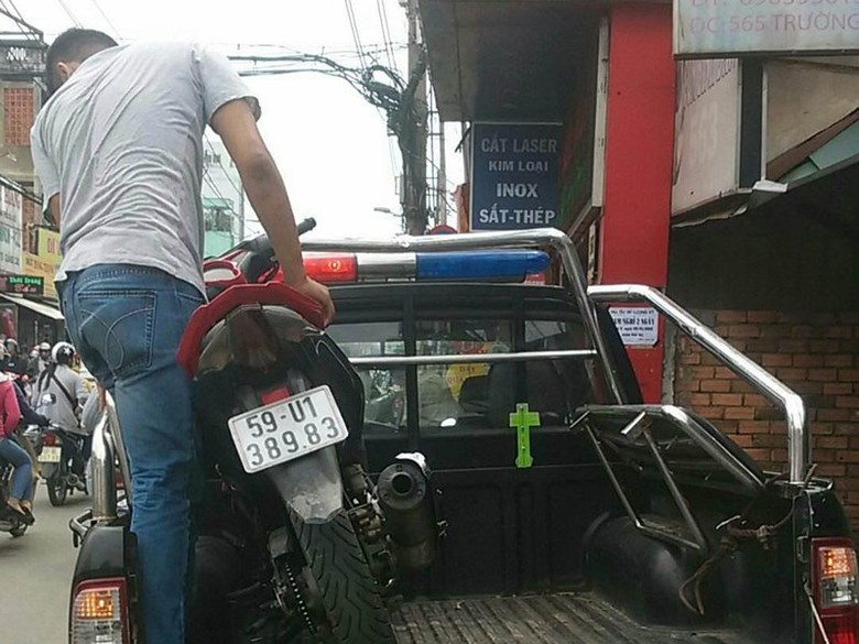 chiec-xe-cua-tai-xe-grabike-sau-do-duoc-dua-ve-phu