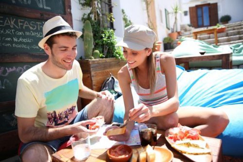 luu-y-an-uong-khi-di-du-lich