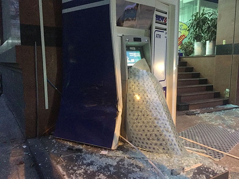 TPHCM-Xe-hop-tong-tru-ATM-cua-BIDV-tai-xe-thoat-ch