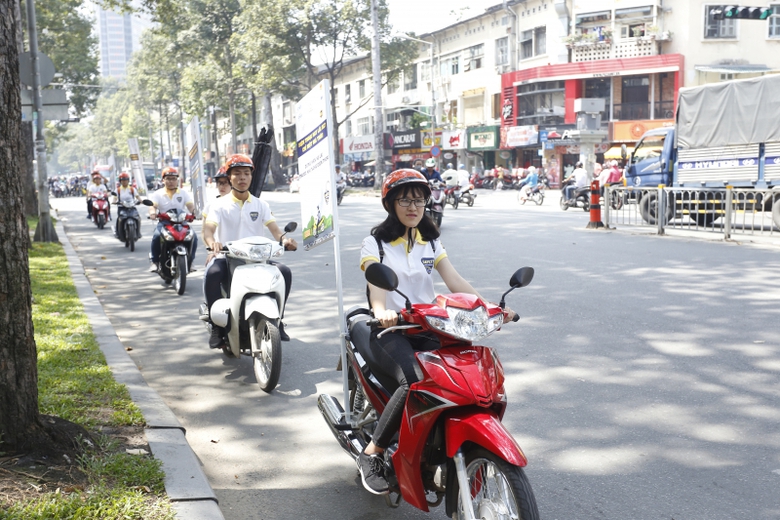 Sinh vi&ecirc;n diễu h&agrave;nh