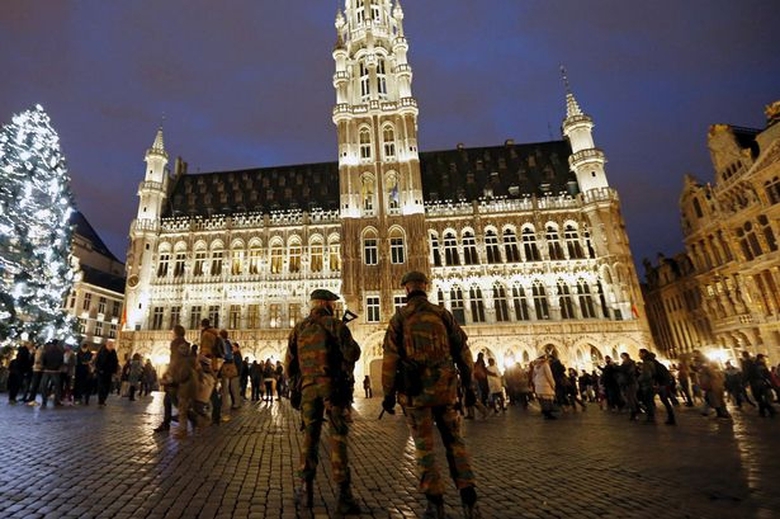 Binh l&iacute;nh v&agrave; cảnh s&aacute;t Bỉ đang l&agrave;m nhiệm vụ canh g&aacute;