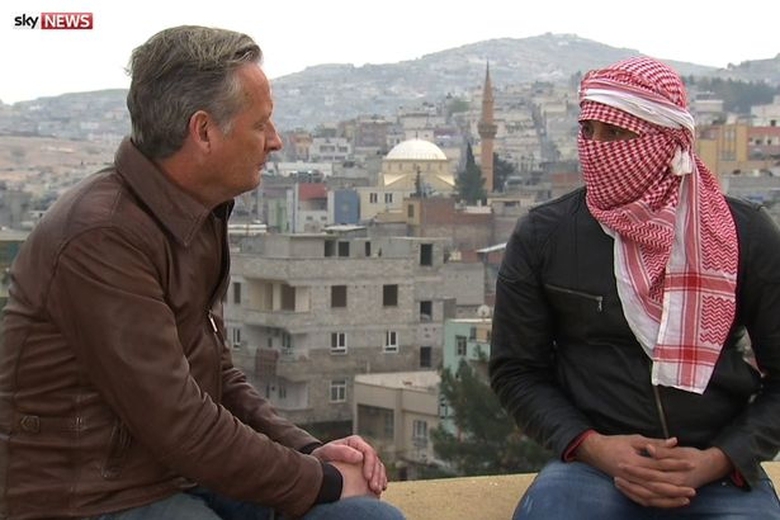 Đ&agrave;o ngũ IS chia sẻ với Ph&oacute;ng vi&ecirc;n Sky news