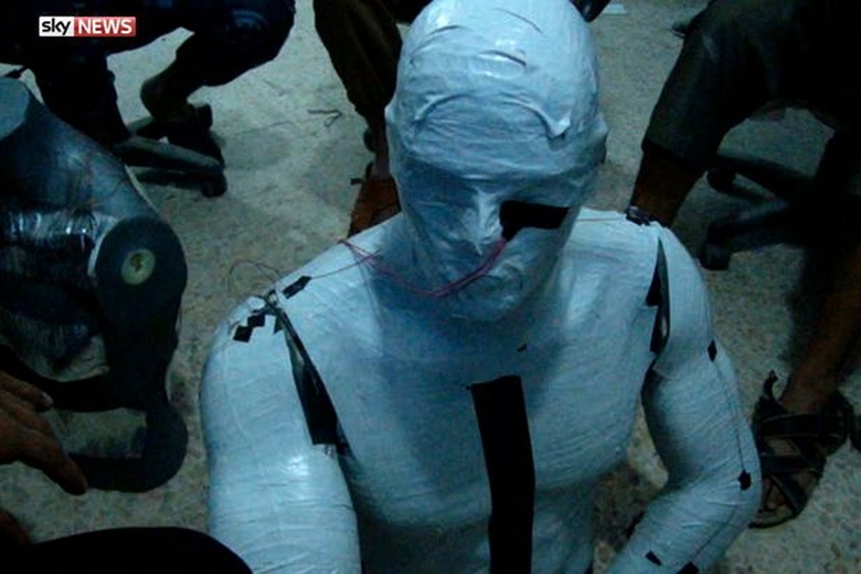 IS bố tr&iacute; H&igrave;nh nộm để thử xe bom