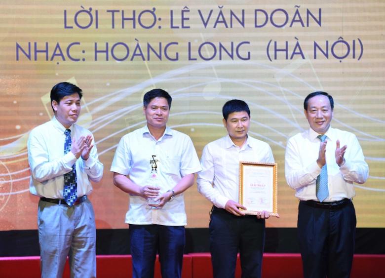 dam-say-va-hao-hung-nhung-khuc-hat-giao-thong (12)